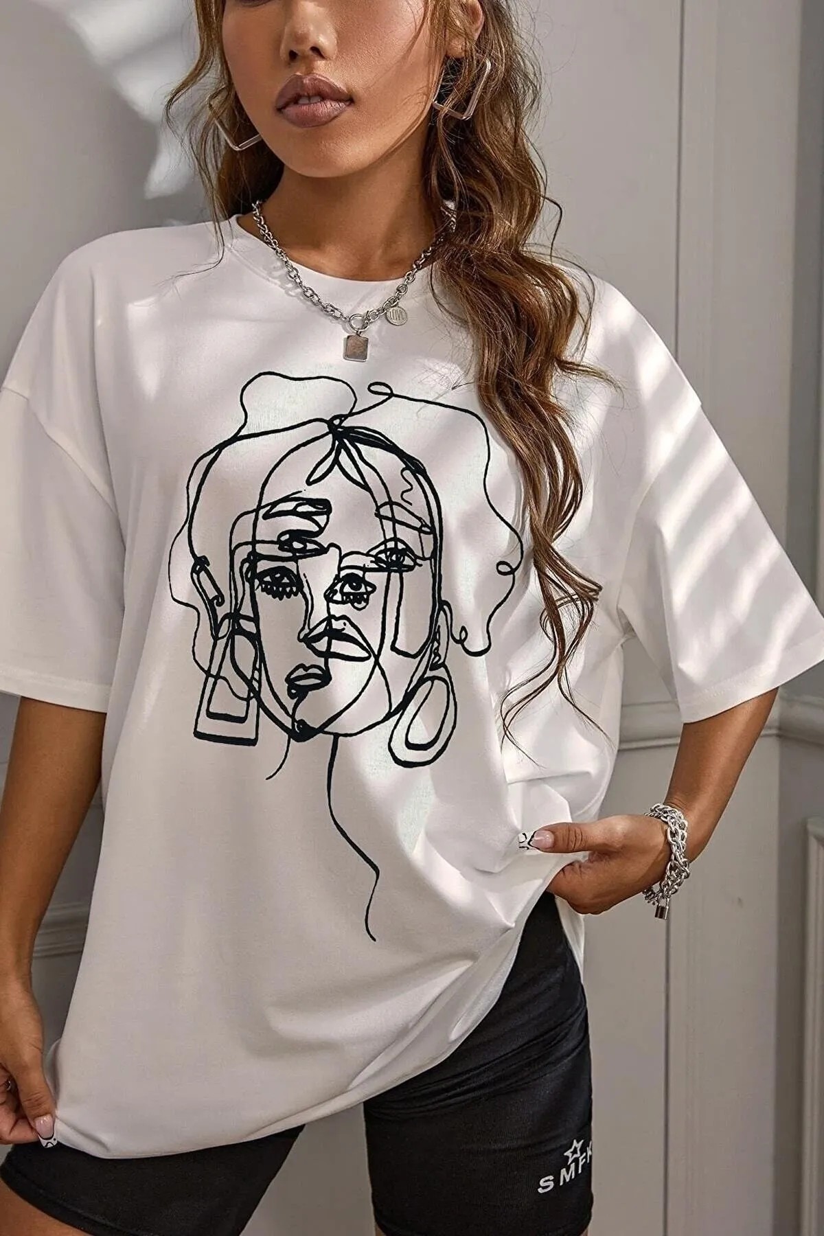 تی شرت اوورسایز با جزئیات چاپ صورت سفید زنانه